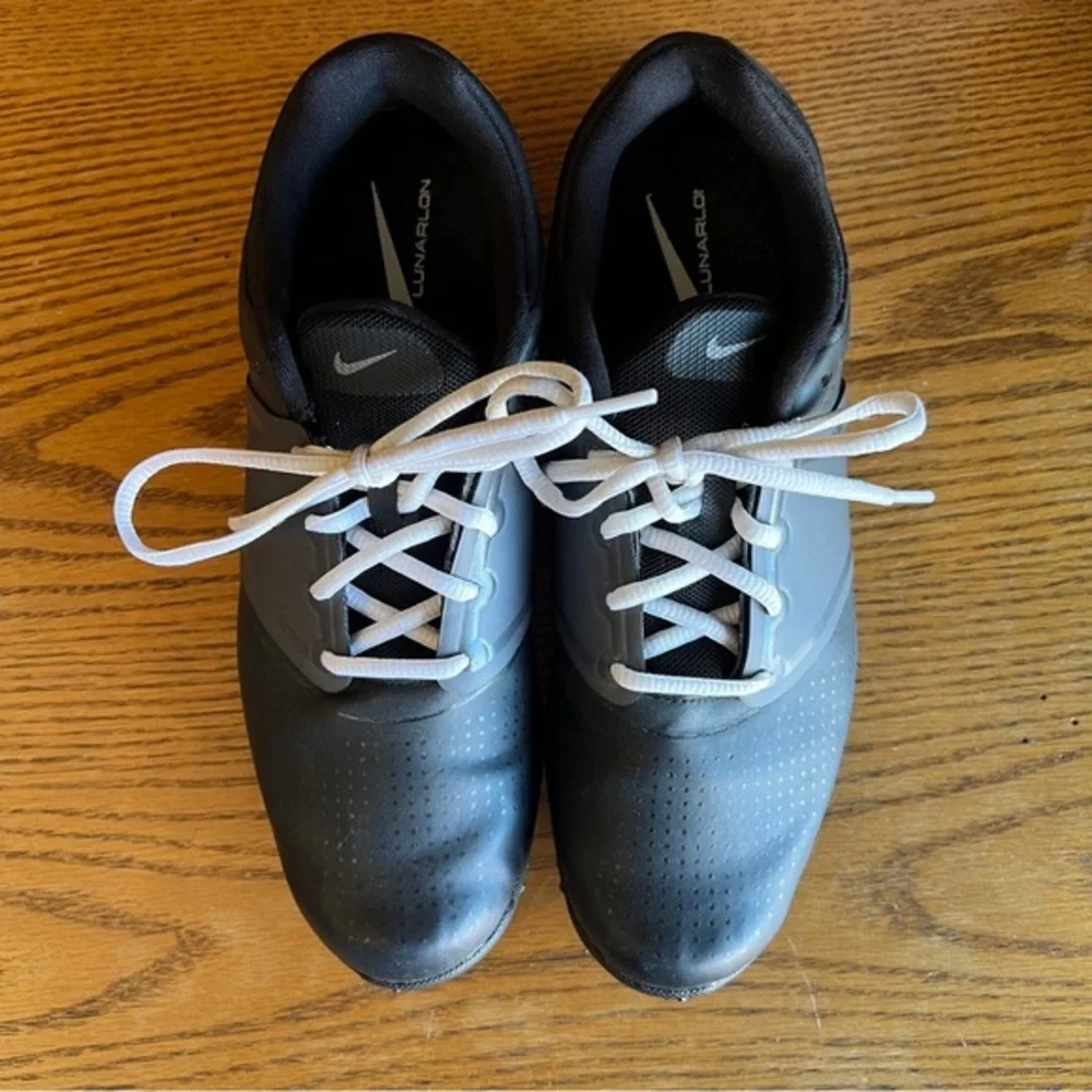 Nike Women's Black and Gray Athletic Shoes